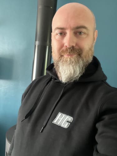 Un client porte le Hoodie HC Argenté noir à l'intérieur.