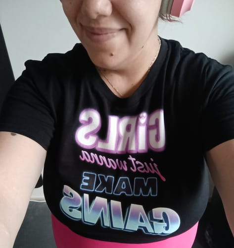 Close-up of a reviewer wearing the black Girls Just Wanna Make Gains Loose Crop Top.