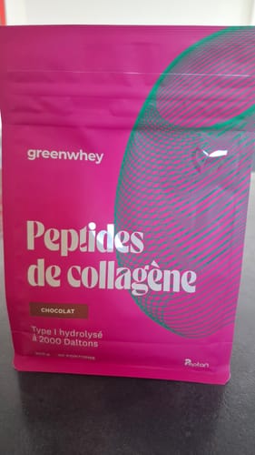 Le client présente le sachet rose de Peptides de Collagène, saveur chocolat.