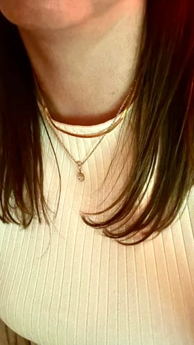 Customer photo review of Mae - 18K Goldkette mit Schmuckstein