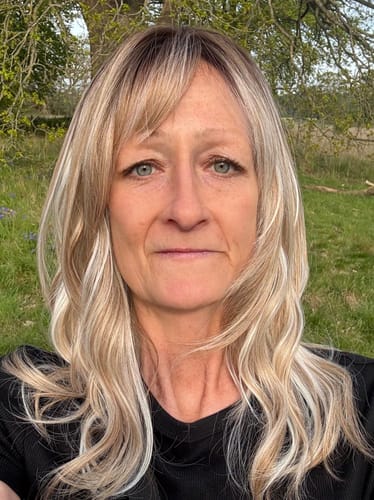Customer photo review of JBEXTENSION 16 Inches Scalpiana 3.5X4 Hard Silky Top Natural Scalp Effect Light Mix Blonde Body Wave Wig with Bangs Wig MIMI SILK TOP LIGHT MIX BLONDE