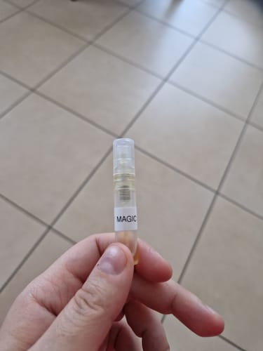 Recensore tiene in mano una fiala campione di My Magic Attar Al Has.