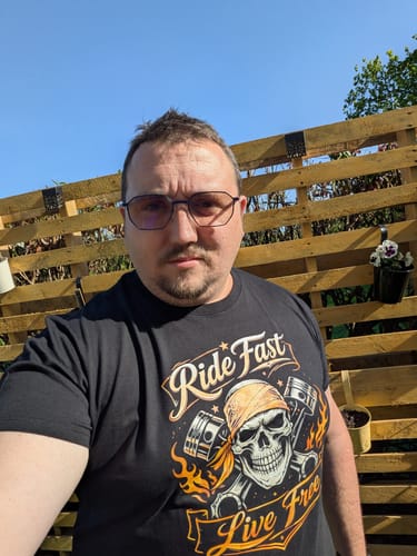 Client portant le t-shirt noir Pirate Ride Fast Live Free à l'extérieur.