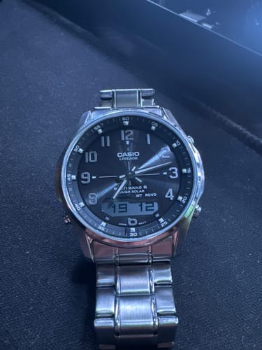 Un cliente muestra su reloj Casio Lineage JDM con correa de acero inoxidable y esfera negra ana-digi.