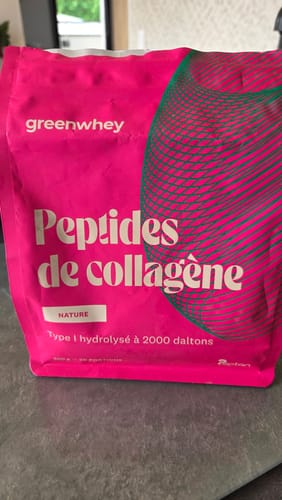 Avis d'un client montrant le sachet rose vif des Peptides de Collagène posé sur une table.