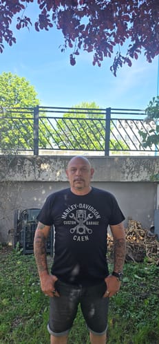 Un client portant le T-shirt Custom Garage noir en extérieur.