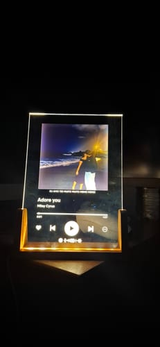 Customer photo review of Placa Spotify Personalizável (Foto & Música)