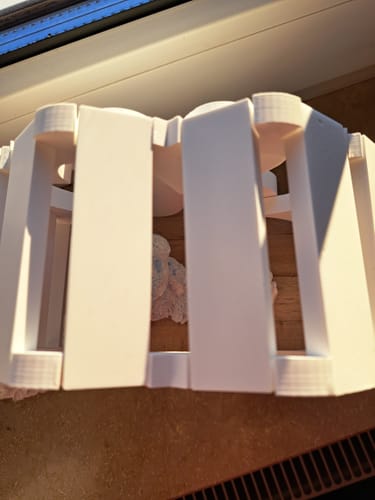 Ein Kunde zeigt mehrere weiße Easy-Sticks, die aus der Form gegossen und zu einem Windlicht zusammengestellt wurden.