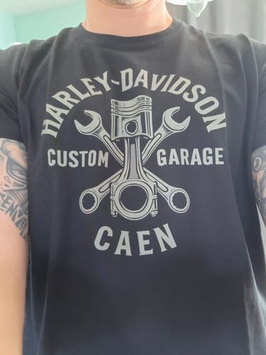 Client portant le T-shirt Custom Garage noir, montrant la coupe et l'imprimé graphique sur le torse.