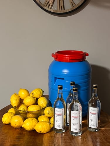 Ein Kunde zeigt die bestellten Amalfi Bio-Zitronen auf einem Tisch mit Zutaten für die Zubereitung von Limoncello.