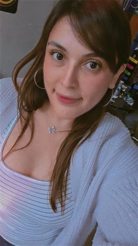 Una clienta sonríe mostrando su cabello sano y brillante tras usar el shampoo Jaborandi.