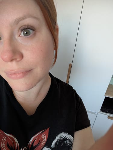 Kundin in einer Nahaufnahme mit den natürlichen THE CANCER (Krebs) Wimpern.