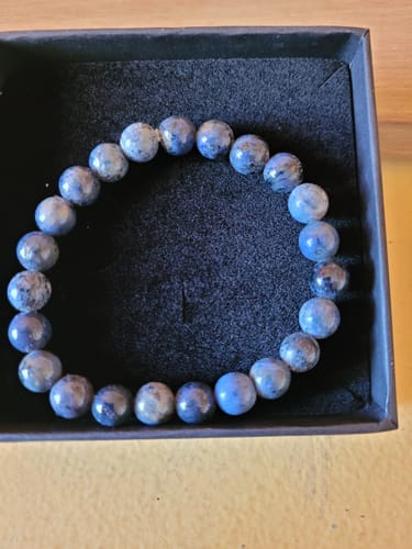 Bracelet Dumortiérite d'un client, présenté dans son coffret noir.