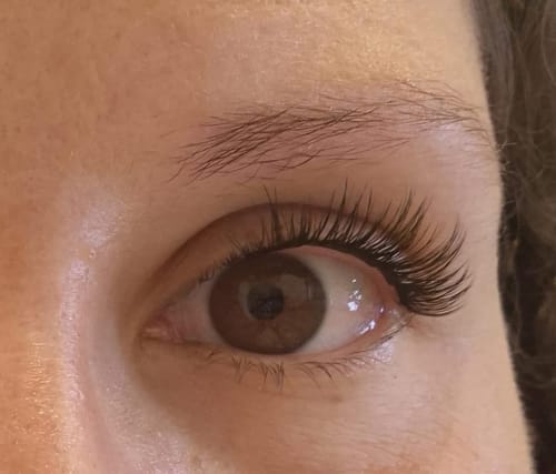 Nahaufnahme des Auges einer Kundin, das den guten Halt der Pre-Glued Lashes mit dem One Week Wonder Activator zeigt.
