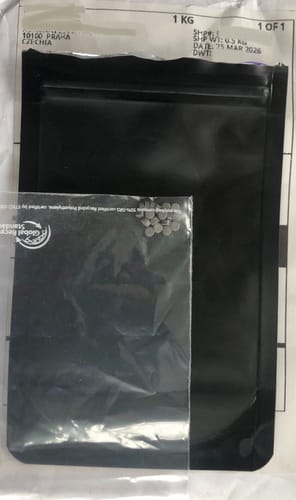 Kunde zeigt die 1Fe-LSD Pellets in einem durchsichtigen Beutel vor der schwarzen Verpackung.
