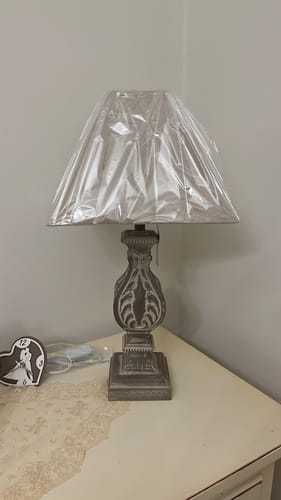 Recensione con foto di un cliente su Lampada Barocca da Tavolo con Motivo Decorativo – Eleganza Classica e Raffinata
