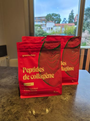 Avis d'un client montrant trois sachets rouges de Peptides de Collagène posés sur une table.