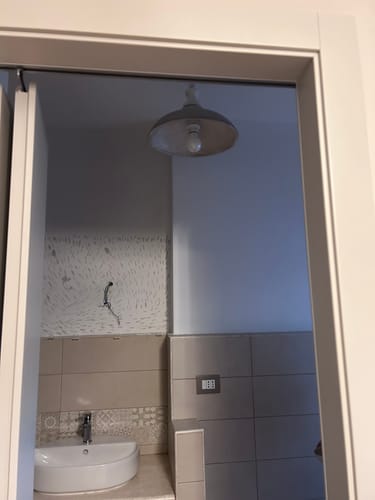 Recensione con foto di un cliente su Lampadario a Sospensione in Legno Vintage Tortora e Bianco - 37 cm