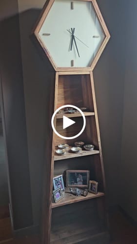 Recensione con video di un cliente su Libreria decorativa in legno con orologio sagomato, da salotto, ingresso, camera da letto e cucina con quattro ripiani.