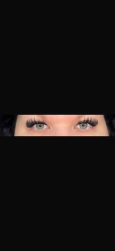 Nahaufnahme der Augen einer Kundin, die die langen, vollen Heart To Break Wimpern trägt.