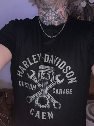 Client portant le T-shirt noir Custom Garage, avec le grand motif imprimé clairement visible sur le torse.