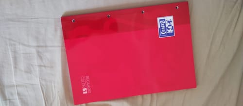 Client montrant la couverture rouge du bloc de feuilles détachables OXFORD.