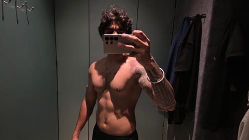 Reviewer's mirror selfie showing a defined, muscular torso after using Wellcore Micronised Creatine Monohydrate.