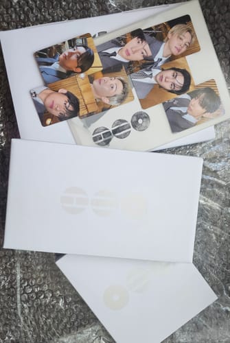 Customer's unboxing of the BTS ARIRANG 5TH ALBUM set, showing the packaging and member photocards.