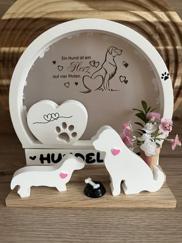 Rezensent zeigt ein fertiges Deko-Set zum Thema Hund aus weißem Keraflott Gießpulver.