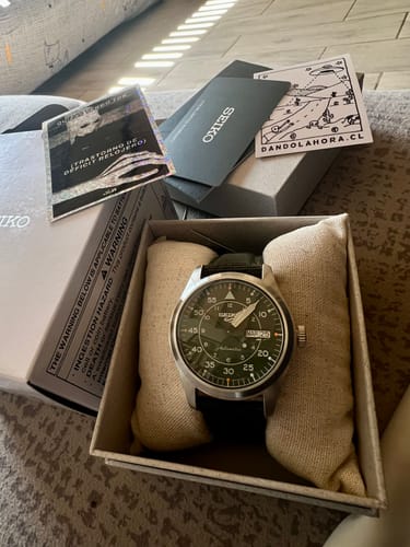 Reloj Seiko 5 Sports Automático SRPH29 del cliente en su caja original abierta con documentación.