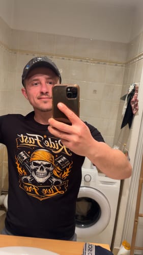 Client portant le T-shirt noir Pirate Ride Fast Live Free dans un selfie pris dans un miroir.