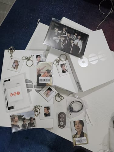 Reviewer's BTS ARIRANG 5TH ALBUM set, unboxed and displayed with included photocards and keyrings.