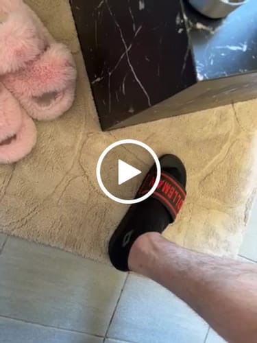 Customer video review of LuxeSlides LuxeSlides : Zwarte Slippers met Rood 3D ROLLEMAN Logo