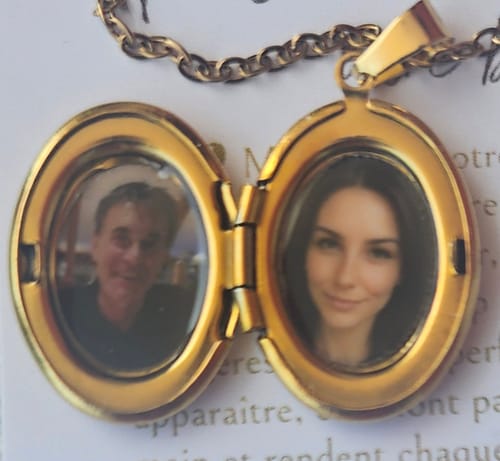 Customer photo review of Collier photo personnalisé médaillon ovale acier inoxydable