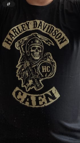 Gros plan du client sur le motif imprimé du T-shirt Faucheuse HC noir.