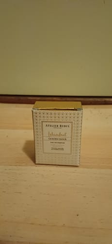 Recensent toont de kleine witte doos van de Istanbul Golden Hour Parfum Sample.
