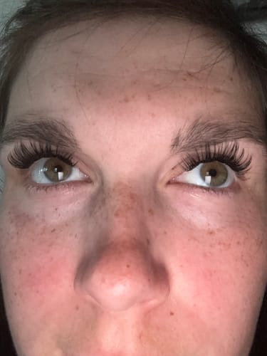 Kundin zeigt den starken Halt des Bond Girl+ Klebers mit ihren vollen Wimpernextensions.