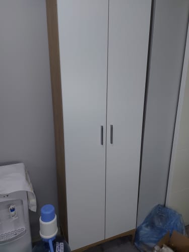 Müşterinin kurduğu, beyaz kapaklı ve ceviz rengi kasalı Rani EA116 çok amaçlı dolap.