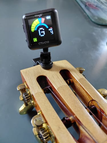 Customer photo review of CTU012C Rechargeable Tuner for Ukulele, Banjolele, UBASS Clip-on. The Stagg Tuner Complies with Button Battery Safety Legislation 2022.