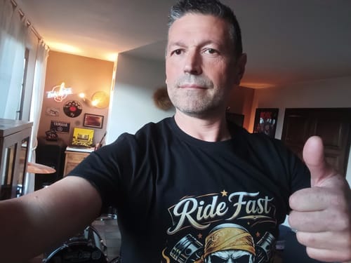 Client portant le t-shirt noir Pirate Ride Fast Live Free et faisant un pouce levé.