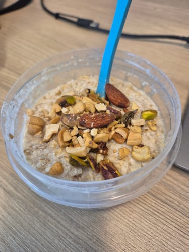 Le petit-déjeuner d'un client : un gruau préparé avec la protéine Nova Pharma Iso et garni de noix.