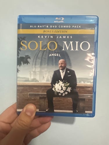 A reviewer's hand holding the SOLO MIO Blu-ray + DVD Bonus Edition combo pack.