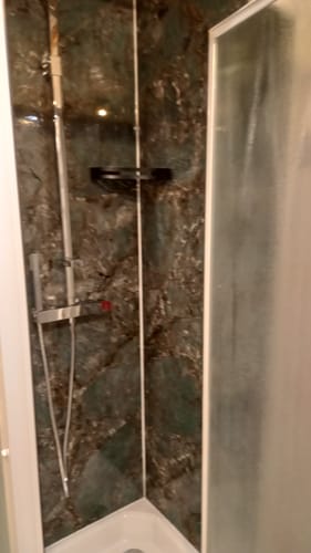 Customer photo review of Panneau Mural Salle De Bain PVC Effet Marbre Arizona Vert - 260 x 120 CM