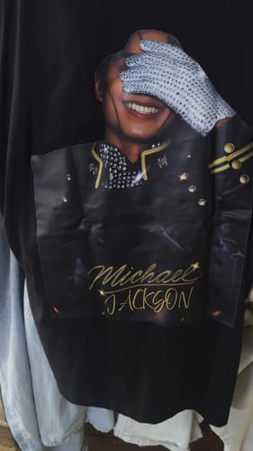 Customer photo review of Michael Jackson-Exclusive-Gloves Hiding Face Smile-Unisex Classic Crew T-Shirt