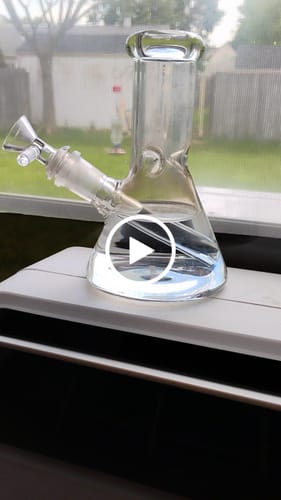 Customer video review of Human Grade 6" Mini Beaker Water Pipe