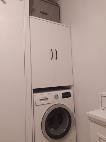 Müşterinin çamaşır makinesinin üzerine kurduğu beyaz Rani KD110 dolabı.