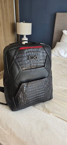 Opinión de cliente sobre la mochila Ignition Six McCroc en piel negra y de cocodrilo con un detalle rojo especial.
