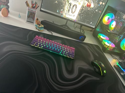 Rezensenten-Foto des RZ Mousepads Liquid Black - Control auf einem Gaming-Schreibtisch mit Tastatur und Maus.