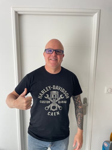 Un client satisfait porte le T-Shirt Custom Garage noir et fait un pouce en l'air.