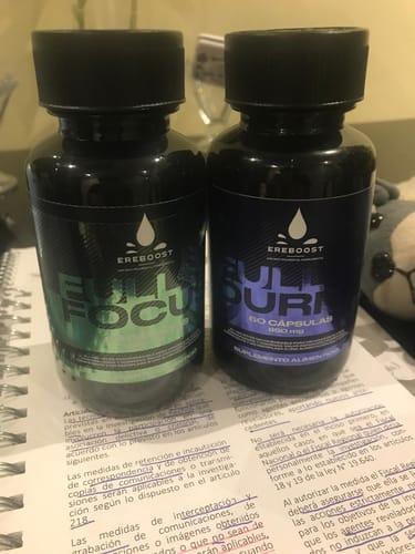 Cliente muestra los frascos del Pack Full Duo, Full Focus y Full Durma, uno al lado del otro sobre un escritorio.